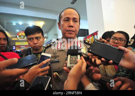 Bilder des Tages Indonesien: Polizei verkündet Tötung eines IS-Anführers (160719) -- JAKARTA, 19. Juli 2016 -- der Sprecher der indonesischen Nationalpolizei, General Boy Rafli Amar (C), spricht nach einer Pressekonferenz im Hauptquartier der Nationalpolizei in Jakarta, Indonesien, 19. Juli 2016 vor den Medien. Indonesien befiehlt allen Militanten, die sich in Wäldern in Poso in der Provinz Central Sulawesi verstecken, sich den Sicherheitskräften zu ergeben, nachdem ihr Führer, der am meisten gesuchte Santoso, erschossen wurde. (cyc) INDONESIEN-JAKARTA-TERRORIST-SANTOSO-PRESS-KONFERENZ Zulkarnain PUBLICATIONxNOTxINxCHN Images the Day Indone Stockfoto