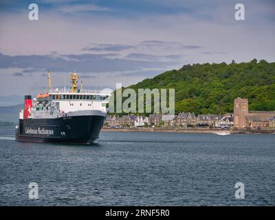 Die von CalMac betriebene Roro-Autofähre MV Lord of the Isles passiert die Corran Esplanade in Oban, Schottland, Großbritannien. An einem ruhigen Frühlingstag. Stockfoto