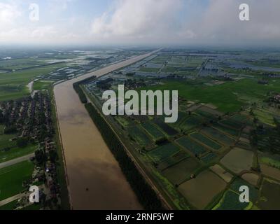 Überschwemmungen in China (160720) -- TIANMEN, 20. Juli 2016 -- Luftaufnahme, aufgenommen am 20. Juli 2016, zeigt den Blick auf den Fluss Hanbei in der Stadt Tianmen, der zentralchinesischen Provinz Hubei. Die Abteilung für zivile Angelegenheiten von Tianmen verlegte die Anwohner wegen Sicherheitsbedenken, da das Wasser im nahegelegenen Hanbei River aufgrund des jüngsten starken Regens seine Warnstufe erreicht hat. ) (wyl) CHINA-HUBEI-TIANMEN-FLUTANWOHNER-UMSIEDLUNG (CN ) XiongxQi PUBLICATIONxNOTxINxCHN Überschwemmung in China 160720 Tianmen 20. Juli 2016 Luftaufnahme vom 20. Juli 2016 zeigt die Ansicht des Flusses in Tianmen Stadt Zentralchina S Hubei Prov Stockfoto