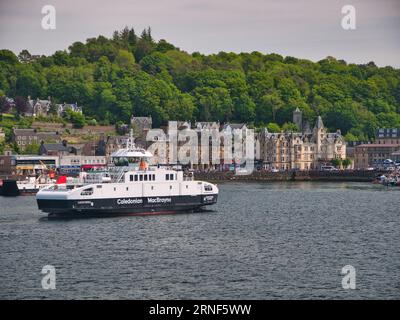CalMac Betrieb die Roro-Autofähre MV Loch Frisa in Oban, Schottland, Großbritannien. Stockfoto