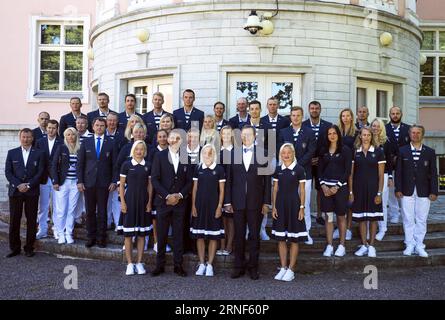 (160720) -- TALLINN, 19. Juli 2016 -- estnischer Präsident Toomas Hendrik Ilves (1. Reihe, 2. Reihe) posiert für Fotos mit Mitgliedern der estnischen Delegation für die Olympischen Spiele von Rio in Tallinn, Estland, am 19. Juli 2016. Toomas Hendrik Ilves hielt am Dienstag einen Empfang für die estnischen Athleten im Kadriorg Palace, bevor sie zu den Olympischen Spielen 2016 nach Rio de Janeiro abreisten. (Xinhua Photo/) (SP)ESTLAND-TALLINN-RIO OLYMPISCHE SPIELE-ATHLETEN-EMPFANG SergeixStepanov PUBLICATIONxNOTxINxCHN 160720 Tallinn 19. Juli 2016 estnischer Präsident Toomas Hendrik Ilves 1. Reihe 2. Reihe posiert für Fotos mit Mitgliedern von E Stockfoto