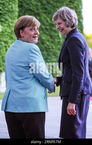 Bilder des Tages Angela Merkel empfängt Theresa May in Berlin (160720) -- BERLIN, 20. Juli 2016 -- Bundeskanzlerin Angela Merkel(L) und britische Premierministerin Theresa May nehmen an einer Begrüßungszeremonie vor ihrem Treffen im Bundeskanzleramt in Berlin am 20. Juli 2016 Teil. Großbritannien wird trotz seiner Absicht, die Europäische Union (EU) zu verlassen, enge Wirtschaftsbeziehungen zu Deutschland unterhalten, sagte die neue britische Premierministerin Theresa May am Mittwoch während ihres Deutschlandbesuchs. DEUTSCHLAND-BERLIN-KANZLER-GROSSBRITANNIEN-PREMIERMINISTER-TREFFEN GUOXYANG PUBLICATIONXNOTXINXCHN Stockfoto