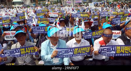(160721) -- SEOUL, 21. Juli 2016 -- Ein hochrangiger Beamter des Seongju County (2. L, Front) nimmt an einer Kundgebung Teil, um gegen den Einsatz der Terminal High Altitude Area Defense (THAAD) in Seoul, der Hauptstadt Südkoreas, am 21. Juli 2016 zu protestieren. Mehr als 2.000 Menschen aus Seongju County, wo eine THAAD-Batterie eingesetzt wird, versammelten sich am Donnerstag auf einem Platz in Seoul zu einer Kundgebung, um gegen den Einsatz von THAAD zu protestieren. ) (Syq) SÜDKOREA-SEOUL-THAAD-RALLY YaoxQilin PUBLICATIONxNOTxINxCHN 160721 Seoul 21. Juli 2016 ein leitender Beamter der 2. Front des Seongju County nimmt an einer Rallye Teil, um gegen A zu protestieren Stockfoto