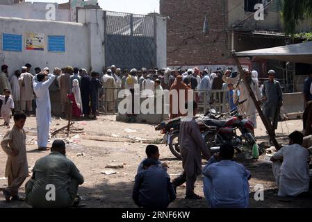 (160721) -- PESHAWAR, 21. Juli 2016 -- afghanische Flüchtlinge warten vor einem Registrierungszentrum des Hohen Flüchtlingskommissars der Vereinten Nationen (UNHCR), bevor sie nach Afghanistan zurückkehren, im nordwestlichen pakistanischen Peshawar, 21. Juli 2016. Pakistan beherbergt laut UNHCR fast 1,6 Millionen registrierte Afghanen. Außerdem leben etwa eine Million nicht registrierte Afghanen in Pakistan. )(yk) PAKISTAN-PESHAWAR-AFGHANISCHE FLÜCHTLINGE AhmadxSidique PUBLICATIONxNOTxINxCHN 160721 Peshawar 21. Juli 2016 afghanische Flüchtlinge warten vor einem Registrierungszentrum des Hohen Flüchtlingskommissars der Vereinten Nationen Stockfoto