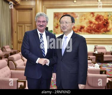 (160721) -- PEKING, 21. Juli 2016 -- der chinesische Staatsrat Yang Jiechi (R) trifft sich mit dem luxemburgischen Außenminister Jean Asselborn in Beijng, der Hauptstadt Chinas, am 21. Juli 2016. ) (wx) CHINA-BEIJING-YANG JIECHI-ASSELBORN-MEETING (CN) GaoxJie PUBLICATIONxNOTxINxCHN 160721 Peking 21. Juli 2016 die chinesischen Staatsräte Yang Jiechi r treffen sich mit den luxemburgischen Außenministern Jean Asselborn in BEIJNG Capital of China 21. Juli 2016 wx China Beijing Yang Jiechi Asselborn Meeting GaUCHINXJICTICXJATN Stockfoto