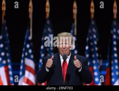 (160722) -- CLEVELAND, 21. Juli 2016 -- Donald Trump tritt am letzten Tag der Republican National Convention in Cleveland, Ohio, USA, am 21. Juli 2016 auf die Bühne. Der New Yorker Milliardär Donald Trump akzeptierte offiziell die Präsidentschaftsnominierung der Republikanischen Partei der Vereinigten Staaten am Donnerstagabend am letzten Tag der Republikanischen Nationalversammlung. )(zcc) US-CLEVELAND-GOP-PRÄSIDENTSCHAFTSNOMINIERUNG-TRUMP YinxBogu PUBLICATIONxNOTxINxCHN 160722 Cleveland 21. Juli 2016 Donald Trump nimmt AM Load Day der Republikanischen Nationalversammlung in Cleveland Ohio den Juli der Vereinigten Staaten auf die Bühne Stockfoto