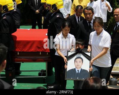 Samuel Hui Chi-Kit Gedenkfeier in Hongkong (160722) -- HONG KONG, 22. Juli 2016 -- Sohn des verstorbenen Feuerwehrmanns Hui Chi-Kit hält das Porträt seines Vaters während einer offiziellen Beerdigung mit vollen Ehren für ihn in Hongkong, Südchina, 22. Juli 2016. Die Hongkonger Feuerwehr hielt die Beerdigung am Freitag für Hui Chi-Kit, 37, ab, der bei einem tödlichen Brand in einem Industriegebäude in East Kowloon getötet wurde. (wx) CHINA-HONG KONG-LATE FIREMAN-FUNERAL (CN) WangxShen PUBLICATIONxNOTxINxCHN Samuel Hui Chi Kit Memorial in Hong Kong 160722 Hong Kong 22. Juli 2016 Sun of Late Fireman Hui Chi Kit hält sein F Stockfoto