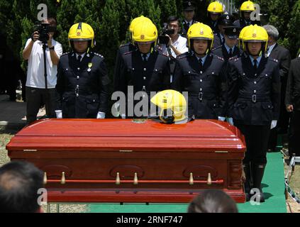 Bilder des Tages Samuel Hui Chi-Kit Gedenkfeier in Hongkong (160722) -- HONGKONG, 22. Juli 2016 -- Feuerwehrmänner stehen in stiller Ehrung vor dem Sarg des verstorbenen Feuerwehrmanns Hui Chi-Kit während eines offiziellen Beerdigungsgottes mit vollen Ehren für ihn in Hongkong, Südchina, 22. Juli 2016. Die Hongkonger Feuerwehr hielt die Beerdigung am Freitag für Hui Chi-Kit, 37, ab, der bei einem tödlichen Brand in einem Industriegebäude in East Kowloon getötet wurde. (wx) CHINA-HONG KONG-LATE FIREMAN-FUNERAL (CN) WangxShen PUBLICATIONxNOTxINxCHN Images the Day Samuel Hui Chi Kit Memorial in Hong Kong 160722 Hong Kong J Stockfoto