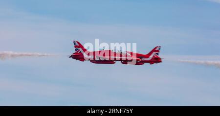 Bournemouth Air Festival, Bournemouth, Dorset, Großbritannien. September 2023. Die RAF Red Arrows führen am 2. Tag des Bournemouth Air Festivals, das vom 31. August bis 3. September stattfindet, einen Hochgeschwindigkeitspass auf. Quelle: Stuart Robertson/Alamy Live News. Stockfoto