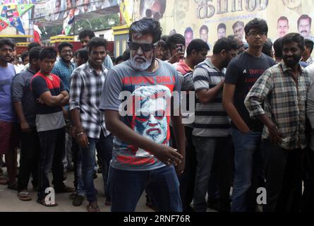 (160722) -- CHENNAI, 22. Juli 2016 -- Ein Fan des indischen Superstars Rajinikanth trägt eine Maske des Schauspielers vor einem Kino, in dem sein neuer Film Kalabi am 22. Juli 2016 in Chennai, Indien, gezeigt werden soll. Hunderte von Rajinikanth-Fans drängten sich in den Kinos in den tamilischsprachigen Gegenden Indiens, um die Vorführung des Ganster-Films Kalabi am Freitag zu sehen. ) (cyc) INDIA-CHENNAI-FILM KABALI Stringer PUBLICATIONxNOTxINxCHN 160722 CHENNAI 22. Juli 2016 ein Unterstützer des indischen Superstar Rajinikanth trägt eine Maske des Schauspielers außerhalb eines Kinos, in dem sein neuer Film in Chennai I gezeigt werden SOLL Stockfoto