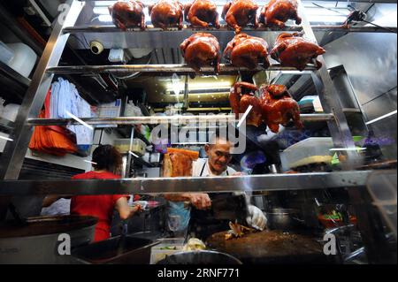 Straßenküchen-Händler in Singapur mit Michelin-Stern ausgezeichnet (160722) -- SINGAPUR, 21. Juli 2016 -- Chan Hon Meng (R), Eigentümer des Hong Kong Soya Sauce Chicken Rice and Noodle Hawker Stalls, bereitet am 21. Juli 2016 Essen in Singapurs Chinatown Complex zu. Singapur Hawker Stalls Hill Street Tai Hwa Pork Noodle und Hong Kong Soya Sauce Chicken Rice and Noodle wurden am 21. Juli 2016 im Michelin Guide Singapore 2016 als ein-Sterne-Lokale ausgezeichnet. Dies ist das erste Mal, dass Michelin die Liste der ausgezeichneten Restaurants mit Händlerständen aufnimmt. )(ZHF) SINGAPUR-MICHELIN GUIDE-ONE STA Stockfoto
