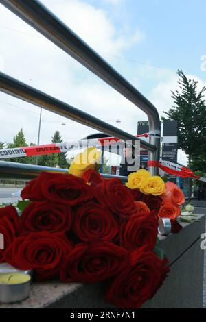 (160723) -- MÜNCHEN, 23. Juli 2016 -- Blumen werden am 23. Juli 2016 in der Nähe des Angriffsortes in München platziert. Ein 18-jähriger deutsch-iranischer Schütze eröffnete am Freitagabend in einem überfüllten Einkaufszentrum in München das Feuer, tötete 10 Menschen und verletzte 27. ) (Wjd) DEUTSCHLAND-MÜNCHEN-SHOOTING-TRAUER LuoxHuanhuan PUBLICATIONxNOTxINxCHN 160723 München 23. Juli 2016 Blumen werden in der Nähe der Angriffsszene in München AM 23. Juli 2016 platziert bis 18 Jahre altdeutscher iranischer Gunman eröffnete AM Freitagabend in einer überfüllten Shopping Mall in München das Feuer und tötete 10 Prominente und verletzte 27 wjd Deutschland München S Stockfoto