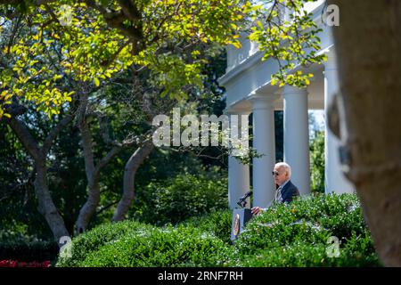 Washington, Vereinigte Staaten . September 2023. Präsident Joe Biden geht vom Oval Office aus, um am Freitag, den 1. September 2023, im Weißen Haus in Washington, DC über den August Jobs Report zu sprechen. Foto: Bonnie Cash/Pool/SIPA USA Credit: SIPA USA/Alamy Live News Stockfoto