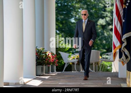 Washington, Vereinigte Staaten . September 2023. Präsident Joe Biden geht vom Oval Office aus, um am Freitag, den 1. September 2023, im Weißen Haus in Washington, DC über den August Jobs Report zu sprechen. Foto: Bonnie Cash/Pool/SIPA USA Credit: SIPA USA/Alamy Live News Stockfoto