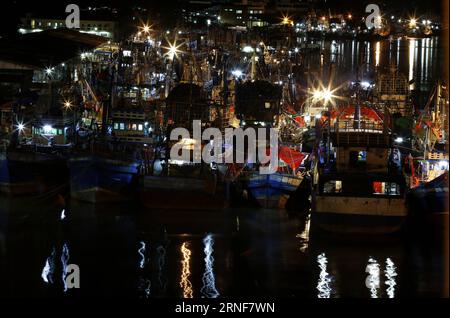 YANGON, 23. Juli 2016 -- Foto vom 23. Juli 2016 zeigt Fischerboote am Ufer des Pazundaung Creek in Yangon, Myanmar. Insgesamt 11 Fischer wurden in der Gemeinde Yay, Myanmars südlicher Region Tanintharyi, gerettet, nachdem kürzlich eine Handelsorganisation den Fall der Polizeibehörden informiert hatte, berichteten offizielle Medien am Freitag. Sechs Verdächtige für den Handel mit Fischern wurden ebenfalls verhaftet. Die Fischer äußerten ihre Besorgnis darüber, dass rund 90 Prozent der insgesamt gehaltenen Fischer auf dem Myanmar-Meer gerettet werden müssen. )(ZCC) MYANMAR-YANGON-TRACKED FISHERMAN-R Stockfoto