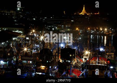 YANGON, 23. Juli 2016 -- Foto vom 23. Juli 2016 zeigt Fischerboote am Ufer des Pazundaung Creek in Yangon, Myanmar. Insgesamt 11 Fischer wurden in der Gemeinde Yay, Myanmars südlicher Region Tanintharyi, gerettet, nachdem kürzlich eine Handelsorganisation den Fall der Polizeibehörden informiert hatte, berichteten offizielle Medien am Freitag. Sechs Verdächtige für den Handel mit Fischern wurden ebenfalls verhaftet. Die Fischer äußerten ihre Besorgnis darüber, dass rund 90 Prozent der insgesamt gehaltenen Fischer auf dem Myanmar-Meer gerettet werden müssen. )(ZCC) MYANMAR-YANGON-TRACKED FISHERMAN-R Stockfoto