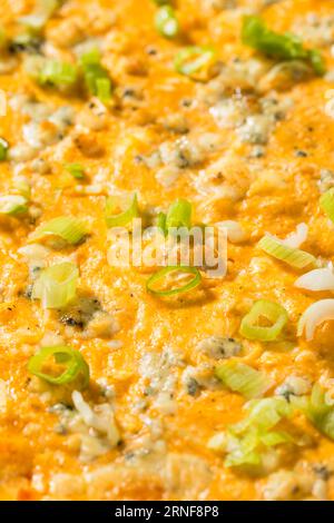 Hausgemachte warme Buffalo Chicken Dip mit Käse und Chips Stockfoto