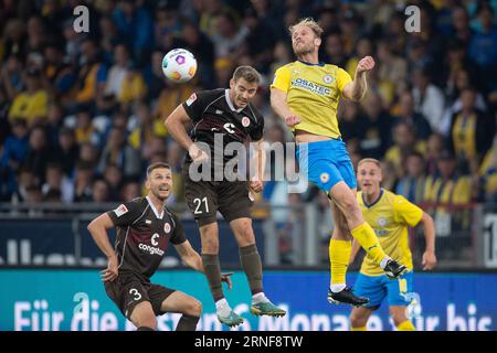 Brunswick, Deutschland. September 2023. Fußball: 2. Bundesliga, Eintracht Braunschweig - FC St. Pauli, 5. Spieltag, Eintracht-Stadion. Braunschweigs Sebastian Griesbeck (r) und St. Paulis Lars Ritzka kämpft um den Ball. Credit: Swen Pförtner/dpa - WICHTIGER HINWEIS: gemäß den Anforderungen der DFL Deutsche Fußball Liga und des DFB Deutscher Fußball-Bund ist es untersagt, im Stadion und/oder im Spiel aufgenommene Fotografien in Form von Sequenzbildern und/oder videoähnlichen Fotoserien zu nutzen oder nutzen zu lassen./dpa/Alamy Live News Stockfoto