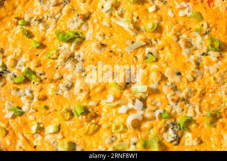 Hausgemachte warme Buffalo Chicken Dip mit Käse und Chips Stockfoto