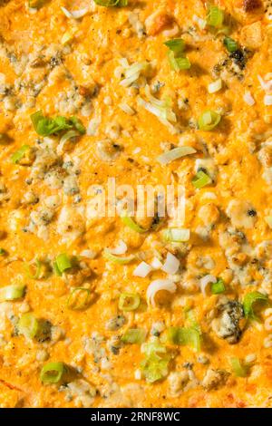 Hausgemachte warme Buffalo Chicken Dip mit Käse und Chips Stockfoto