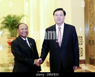 (160725) -- PEKING, 25. Juli 2016 -- Zhang Dejiang (R), Vorsitzender des Ständigen Komitees des Nationalen Volkskongresses Chinas, gibt dem kambodschanischen Präsidenten der Nationalversammlung Samdech Heng Samrin in Peking, der Hauptstadt Chinas, am 25. Juli 2016 die Hand. Zhang führte am Montag Gespräche mit Heng Samrin in Peking. )(mcg) CHINA-BEIJING-ZHANG DEJIANG-HENG SAMRIN-TALKS (CN) DingxLin PUBLICATIONxNOTxINxCHN 160725 Peking Juli 25 2016 Zhang Dejiang r Vorsitzender des Thing Committee of China S National Celebrities S Congress schüttelt Hand mit Kambodschas Präsident der S-Nationalversammlung Samdech Heng Samrin in Stockfoto