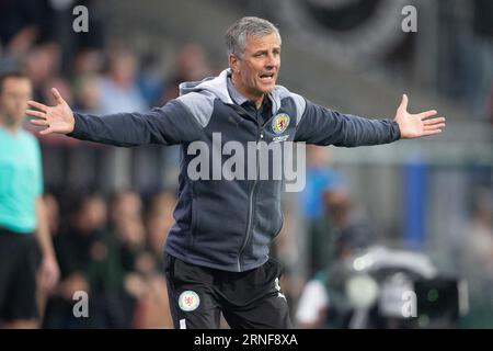 Brunswick, Deutschland. September 2023. Fußball: 2. Bundesliga, Eintracht Braunschweig - FC St. Pauli, 5. Spieltag, Eintracht-Stadion. Braunschweig Coach Jens Härtel Gesten. Credit: Swen Pförtner/dpa - WICHTIGER HINWEIS: gemäß den Anforderungen der DFL Deutsche Fußball Liga und des DFB Deutscher Fußball-Bund ist es untersagt, im Stadion und/oder im Spiel aufgenommene Fotografien in Form von Sequenzbildern und/oder videoähnlichen Fotoserien zu nutzen oder nutzen zu lassen./dpa/Alamy Live News Stockfoto