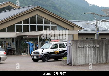 (160726) -- SAGAMIHARA, 26. Juli 2016 -- Polizeibeamte arbeiten außerhalb der Pflegeeinrichtung Tsukui Yamayuri-en (Tsukui Lily Garden) in der Stadt Sagamihara, Japans Präfektur Kanagawa, 26. Juli 2016. Nach einer tödlichen Messerstecherei, die ein einsamer männlicher Angreifer in einer Pflegeeinrichtung für Menschen mit Behinderungen in der japanischen Präfektur Kanagawa westlich von Tokio in den frühen Morgenstunden des Dienstagmorgen verübt hat, sind 19 Menschen tot und mindestens 25 andere verletzt worden, 20 von ihnen haben sich kritische Wunden zugezogen, so die örtliche Polizei und Ermittlungsquellen. ) (yy) JAPAN-SAGAMIHARA-ATTACK maxping PUBLICATIONxNO Stockfoto