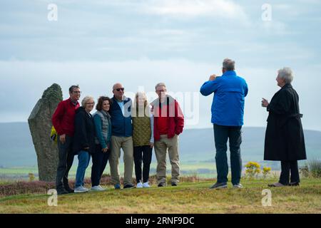 Stromness, Orkney, Schottland, Großbritannien. September 2023. Amerikanische Touristen, die Kreuzfahrtschiffe besuchen, die in Kirkwall anliegen, besuchen den Ring of Brodgar, den neolithischen Steinkreis auf Orkney. Die Einheimischen haben Bedenken geäußert, dass Kreuzfahrtschiffe zu viele Touristen auf die Inseln bringen und die derzeitige Infrastruktur nicht ausreicht. Iain Masterton/Alamy Live News Stockfoto