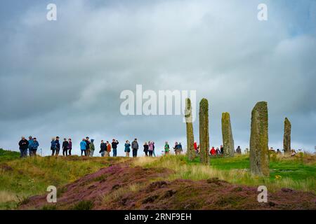 Stromness, Orkney, Schottland, Großbritannien. September 2023. Amerikanische Touristen, die Kreuzfahrtschiffe besuchen, die in Kirkwall anliegen, besuchen den Ring of Brodgar, den neolithischen Steinkreis auf Orkney. Die Einheimischen haben Bedenken geäußert, dass Kreuzfahrtschiffe zu viele Touristen auf die Inseln bringen und die derzeitige Infrastruktur nicht ausreicht. Iain Masterton/Alamy Live News Stockfoto