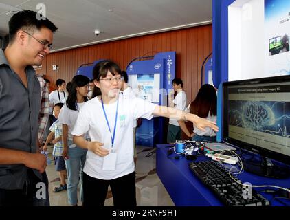 (160726) -- SHANGHAI, 26. Juli 2016 -- Ein Student der Xi an Jiaotong Universität zeigt ein Gehirn-kontrolliertes Spiel während des Intel Cup Undergraduate Electronic Design Contest 2016 in der ostchinesischen Stadt Shanghai, 26. Juli 2016. Das Endergebnis des Wettbewerbs, der im März dieses Jahres begann, kam am Dienstag heraus. Insgesamt nahmen 160 Teams von 74 Universitäten und Hochschulen weltweit an dem Wettbewerb Teil. )(wjq) CHINA-SHANGHAI-ELECTRONIC DESIGN CONTEST (CN) LiuxYing PUBLICATIONxNOTxINxCHN 160726 Shanghai Juli 26 2016 ein Student von Xi bis Jiaotong University zeigt ein Gehirn kontrolliertes Spiel Durin Stockfoto