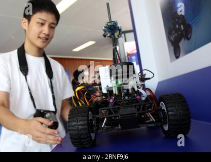 (160726) -- SHANGHAI, 26. Juli 2016 -- Ein Student der Tongji University zeigt einen autonom patrouillierenden Warnroboter während des Intel Cup Undergraduate Electronic Design Contest 2016 in der ostchinesischen Stadt Shanghai, 26. Juli 2016. Das Endergebnis des Wettbewerbs, der im März dieses Jahres begann, kam am Dienstag heraus. Insgesamt nahmen 160 Teams von 74 Universitäten und Hochschulen weltweit an dem Wettbewerb Teil. )(wjq) CHINA-SHANGHAI-ELECTRONIC DESIGN CONTEST (CN) LiuxYing PUBLICATIONxNOTxINxCHN 160726 Shanghai Juli 26 2016 ein Student der Tongji Universität zeigt zum Indoor Autonomousl Stockfoto