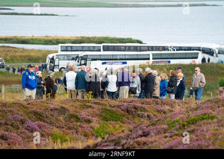 Stromness, Orkney, Schottland, Großbritannien. September 2023. Amerikanische Touristen, die Kreuzfahrtschiffe besuchen, die in Kirkwall anliegen, besuchen den Ring of Brodgar, den neolithischen Steinkreis auf Orkney. Die Einheimischen haben Bedenken geäußert, dass Kreuzfahrtschiffe zu viele Touristen auf die Inseln bringen und die derzeitige Infrastruktur nicht ausreicht. Iain Masterton/Alamy Live News Stockfoto