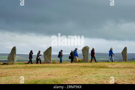 Stromness, Orkney, Schottland, Großbritannien. September 2023. Amerikanische Touristen, die Kreuzfahrtschiffe besuchen, die in Kirkwall anliegen, besuchen den Ring of Brodgar, den neolithischen Steinkreis auf Orkney. Die Einheimischen haben Bedenken geäußert, dass Kreuzfahrtschiffe zu viele Touristen auf die Inseln bringen und die derzeitige Infrastruktur nicht ausreicht. Iain Masterton/Alamy Live News Stockfoto