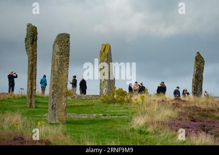 Stromness, Orkney, Schottland, Großbritannien. September 2023. Amerikanische Touristen, die Kreuzfahrtschiffe besuchen, die in Kirkwall anliegen, besuchen den Ring of Brodgar, den neolithischen Steinkreis auf Orkney. Die Einheimischen haben Bedenken geäußert, dass Kreuzfahrtschiffe zu viele Touristen auf die Inseln bringen und die derzeitige Infrastruktur nicht ausreicht. Iain Masterton/Alamy Live News Stockfoto