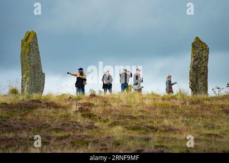 Stromness, Orkney, Schottland, Großbritannien. September 2023. Amerikanische Touristen, die Kreuzfahrtschiffe besuchen, die in Kirkwall anliegen, besuchen den Ring of Brodgar, den neolithischen Steinkreis auf Orkney. Die Einheimischen haben Bedenken geäußert, dass Kreuzfahrtschiffe zu viele Touristen auf die Inseln bringen und die derzeitige Infrastruktur nicht ausreicht. Iain Masterton/Alamy Live News Stockfoto