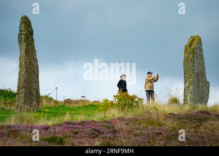 Stromness, Orkney, Schottland, Großbritannien. September 2023. Amerikanische Touristen, die Kreuzfahrtschiffe besuchen, die in Kirkwall anliegen, besuchen den Ring of Brodgar, den neolithischen Steinkreis auf Orkney. Die Einheimischen haben Bedenken geäußert, dass Kreuzfahrtschiffe zu viele Touristen auf die Inseln bringen und die derzeitige Infrastruktur nicht ausreicht. Iain Masterton/Alamy Live News Stockfoto