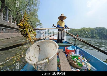 (160726) -- NANCHANG, 26. Juli 2016 -- Xiong Quande sammelt Müll auf dem Donghu-See des Bayi-Parks in Nanchang, ostchinesische Provinz Jiangxi, 26. Juli 2016. Der 66-jährige Xiong Quande arbeitet seit 12 Jahren als Sanitäter im Park. Man nannte ihn Schönheitspfleger des Donghu-Sees. )(mcg) CHINA-NANCHANG-DONGHU LAKE-SANITÄRARBEITER (CN) WanxXiang PUBLICATIONxNOTxINxCHN 160726 Nanchang Juli 26 2016 Xiong sammelt Müll AUF dem Donghu Lake of Bayi Park in Nanchang Ostchina Provinz Jiangxi Juli 26 2016 der 66-jährige Xiong hat IM Park als Sanitärarbeiter für gearbeitet Stockfoto