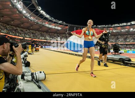 Femke Bol aus den Niederlanden, umgeben von Kameras, feiert ihren Sieg in den 400-m-Hürden der Frauen am 6. Tag der Leichtathletik-Weltmeisterschaft Stockfoto