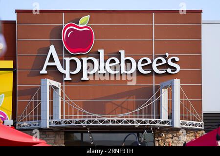 Bronx, NY - 21. Mai 2023 : Applebee's Restaurants LLC, Außeneingangsschild in der Nähe der Whitestone Bridge Stockfoto