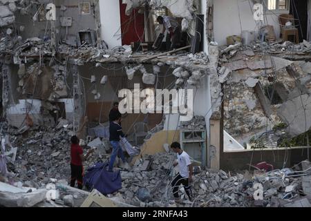 (160727) - HEBRON, 27. Juli 2016 - Palästinenser inspizieren ein Haus, das bei einem israelischen Überfall im Dorf Surif nördlich von Hebron im Westjordanland am 27. Juli 2016 schwer beschädigt wurde. Israelische Sicherheitskräfte töteten einen Palästinenser und verhafteten drei weitere, die Anfang dieses Monats einen tödlichen Angriff auf Israelis verübt haben sollen, sagte die israelische Armee am Mittwoch. (nxl) MIDEAST-WEST BANK-HEBRON-RAID MamounxWazwaz PUBLICATIONxNOTxINxCHN 160727 Hebron Juli 27 2016 PALÄSTINENSER inspizieren ein Haus, das während des israelischen RAID im Dorf Surif nördlich von schwer beschädigt wurde Stockfoto