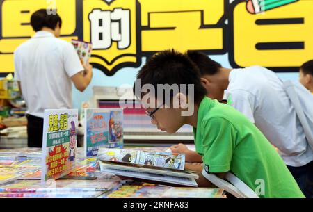(160727) -- HONG KONG, 27. Juli 2016 -- Foto vom 22. Juli 2016 zeigt, wie Menschen während der 27. Hong Kong Book Fair in Hong Kong Bücher lesen. Die Messe ließ am 26. Juli ihren Vorhang herunter, mit einer rekordverdächtigen Besucherzahl von fast 1,02 Millionen. )(wjq) CHINA-HONG KONG-BOOK FAIR (CN) LixPeng PUBLICATIONxNOTxINxCHN 160727 Hong Kong Juli 27 2016 Foto aufgenommen AM 22. Juli 2016 zeigt Prominente, die Bücher während der 27. Hong Kong Book Fair in Südchina lesen Hong Kong The Fair senkte seinen Vorhang AM 26. Juli mit einer rekordbrechenden Besucherzahl der Gemeindemitglieder 1 02 Millionen wjq CH Stockfoto