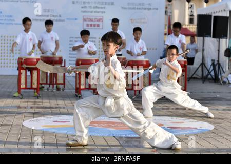 (160727) -- PEKING, 27. Juli 2016 () -- chinesische Jugendliche führen Kampfkünste während des 7. Internationalen Sommerlagers Soong Ching Ling in Peking, der Hauptstadt Chinas, am 26. Juli 2016 durch. Rund 300 Jugendliche, die am Sommerlager teilnehmen, besuchen Peking, die Innere Mongolei, Shanghai und Jiangsu. ()(mcg) CHINA-BEIJING-SOONG CHING LING INTERNATIONALES SOMMERCAMP (CN) xinhua PUBLICATIONxNOTxINxCHN 160727 Peking Juli 27 2016 Chinesische Jugendliche führen Kampfkünste während des 7. Internationalen Sommerlagers Soong Ching Ling in Peking Hauptstadt von China Juli 26 2016 durch etwa 300 Jugendliche nehmen daran Teil Stockfoto