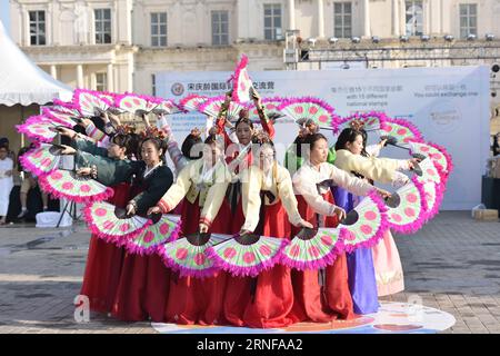 (160727) -- PEKING, 27. Juli 2016 () -- südkoreanische Jugendliche tanzen während des 7. Internationalen Sommerlagers Soong Ching Ling in Peking, der Hauptstadt Chinas, 26. Juli 2016. Rund 300 Jugendliche, die am Sommerlager teilnehmen, besuchen Peking, die Innere Mongolei, Shanghai und Jiangsu. ()(mcg) CHINA-BEIJING-SOONG CHING LING INTERNATIONALES SOMMERCAMP (CN) xinhua PUBLICATIONxNOTxINxCHN 160727 Peking Juli 27 2016 südkoreanische Jugendliche tanzen während des 7. Internationalen Sommerlagers Soong Ching Ling in Peking Hauptstadt von China Juli 26 2016 etwa 300 Jugendliche nehmen daran Teil Stockfoto