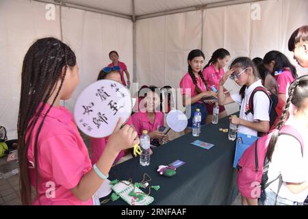 (160727) -- PEKING, 27. Juli 2016 () -- chinesische und ausländische Jugendliche kommunizieren während des 7. Internationalen Sommercamps Soong Ching Ling in Peking, der Hauptstadt Chinas, am 26. Juli 2016. Rund 300 Jugendliche, die am Sommerlager teilnehmen, besuchen Peking, die Innere Mongolei, Shanghai und Jiangsu. ()(mcg) CHINA-BEIJING-SOONG CHING LING INTERNATIONALES SOMMERCAMP (CN) xinhua PUBLICATIONxNOTxINxCHN 160727 Peking Juli 27 2016 Chinesische und ausländische Jugendliche kommunizieren während des 7. Internationalen Sommerlagers Soong Ching Ling in Peking Hauptstadt Chinas am 26. Juli 20 Stockfoto