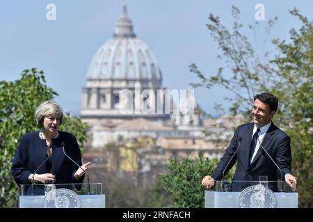 ROM, 27. Juli 2016 -- der italienische Premierminister Matteo Renzi (R) und seine britische Amtskollegin Theresa May halten nach ihrem Treffen in Rom am 27. Juli 2016 eine gemeinsame Pressekonferenz ab. Der italienische Premierminister Matteo Renzi führte am Mittwoch Gespräche über den Brexit mit seiner britischen Gegenpartei Theresa May. ITALIEN-ROM-MATTEO RENZI-BRITAIN-THERESA MAY-MEETING AlbertoxLingria PUBLICATIONxNOTxINxCHN Rom Juli 27 2016 der italienische Premierminister Matteo Renzi r und sein britischer Teil Theresa Mai veranstalten nach ihrem Treffen in Rom Italien AM 27 2016. Juli eine gemeinsame Pressekonferenz Stockfoto