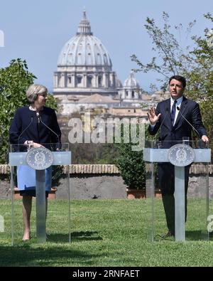 ROM, 27. Juli 2016 -- der italienische Premierminister Matteo Renzi (R) und seine britische Amtskollegin Theresa May halten nach ihrem Treffen in Rom am 27. Juli 2016 eine gemeinsame Pressekonferenz ab. Der italienische Premierminister Matteo Renzi führte am Mittwoch Gespräche über den Brexit mit seiner britischen Gegenpartei Theresa May. ITALIEN-ROM-MATTEO RENZI-BRITAIN-THERESA MAY-MEETING AlbertoxLingria PUBLICATIONxNOTxINxCHN Rom Juli 27 2016 der italienische Premierminister Matteo Renzi r und sein britischer Teil Theresa Mai veranstalten nach ihrem Treffen in Rom Italien AM 27 2016. Juli eine gemeinsame Pressekonferenz Stockfoto