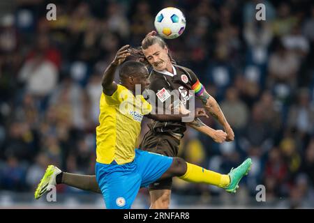 Brunswick, Deutschland. September 2023. Fußball: 2. Bundesliga, Eintracht Braunschweig - FC St. Pauli, 5. Spieltag, Eintracht-Stadion. Braunschweigs Anthony Ujah (l) und St. Paulis Jackson Irvine kämpft um den Ball. Credit: Swen Pförtner/dpa - WICHTIGER HINWEIS: gemäß den Anforderungen der DFL Deutsche Fußball Liga und des DFB Deutscher Fußball-Bund ist es untersagt, im Stadion und/oder im Spiel aufgenommene Fotografien in Form von Sequenzbildern und/oder videoähnlichen Fotoserien zu nutzen oder nutzen zu lassen./dpa/Alamy Live News Stockfoto