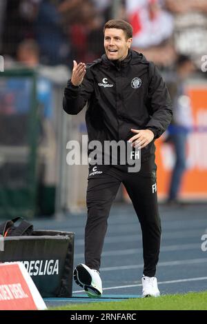 Brunswick, Deutschland. September 2023. Fußball: 2. Bundesliga, Eintracht Braunschweig - FC St. Pauli, 5. Spieltag, Eintracht-Stadion. St. Paulis Trainer Fabian Hürzeler zeigt Gesten. Credit: Swen Pförtner/dpa - WICHTIGER HINWEIS: gemäß den Anforderungen der DFL Deutsche Fußball Liga und des DFB Deutscher Fußball-Bund ist es untersagt, im Stadion und/oder im Spiel aufgenommene Fotografien in Form von Sequenzbildern und/oder videoähnlichen Fotoserien zu nutzen oder nutzen zu lassen./dpa/Alamy Live News Stockfoto