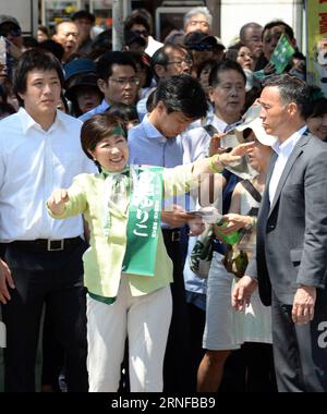 (160729) -- TOKIO, 29. Juli 2016 -- Yuriko Koike (Front), Japans ehemaliger Verteidigungsminister und Kandidat für die Gouverneurswahlen in Tokio, begrüßt Unterstützer in Tokio, Japan, 29. Juli 2016. 21 Kandidaten für die Gouverneurswahl in Tokio sind alle im Vorfeld der für Juli 31 angesetzten Wahl an Wahlkampagnen beteiligt. Der ehemalige Gouverneur von Tokio Yoichi Masuzoe trat im vergangenen Monat zurück, nachdem er einen Skandal wegen der angeblichen Verwendung öffentlicher Mittel für private Feiertage und Geschenke begangen hatte. ) (Wjd) JAPAN-TOKIO-GOVERNOR-RACE-KAMPAGNE MaxPing PUBLICATIONxNOTxINxCHN 160729 Tokio Juli 29 2016 Yuriko Koike Front Japan S Stockfoto