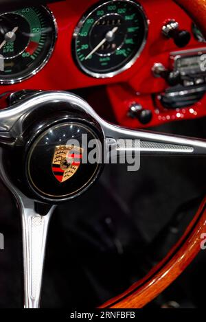 Vintage Porsche 356 SC Cabriolet 1964 Lenkrad- und Armaturenbrettdetails in Rot Stockfoto